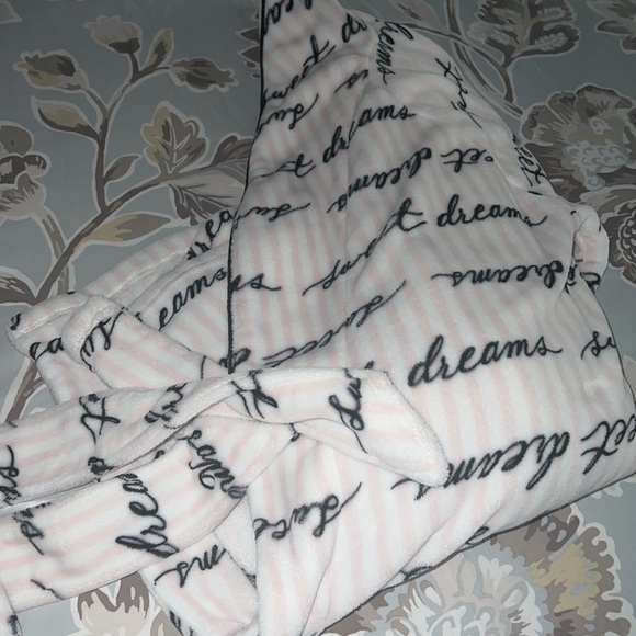 Victoria secret robe - Picture 3 of 3